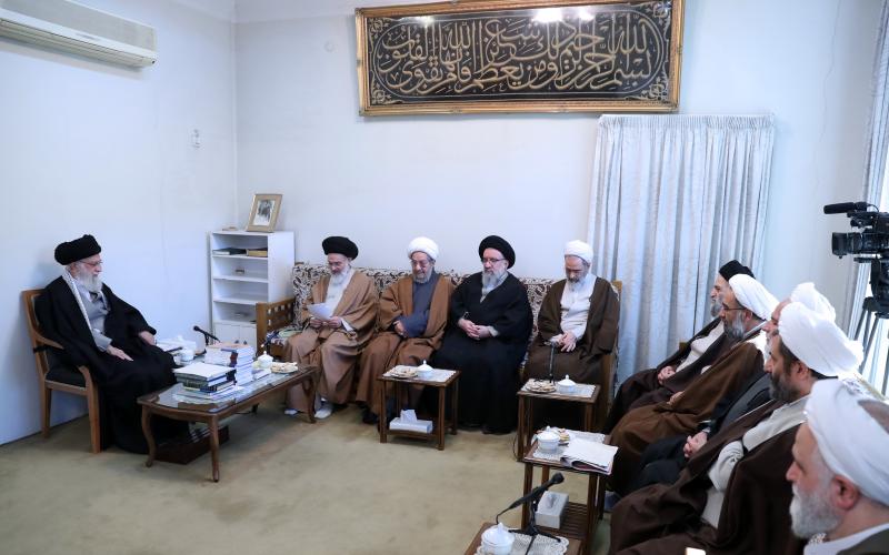 Imam Jameneí: El enemigo tiene planeado identificar los aspectos influyentes de la Revolución islámica y socavarlos