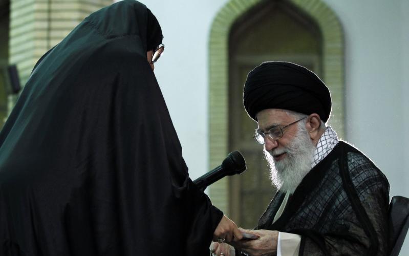 Una señora sunní acude al Hach por el ayatolá Jameneí