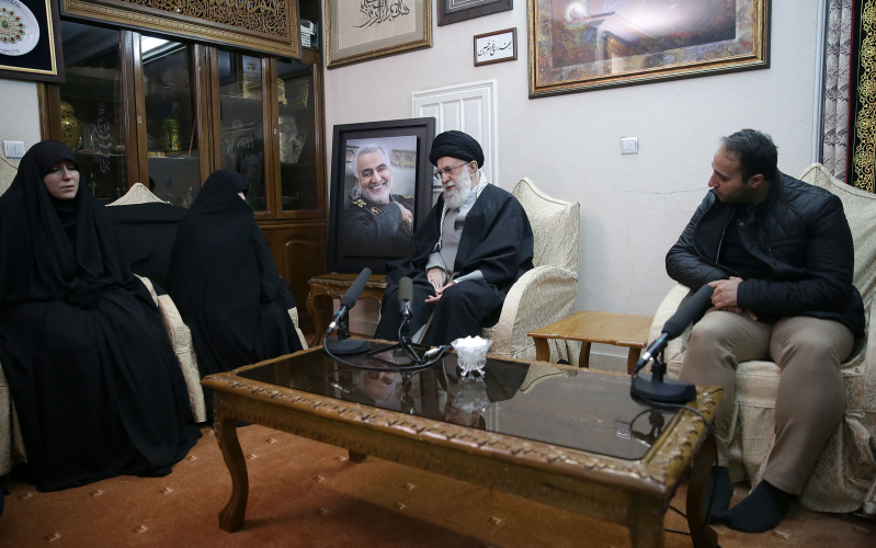 Encuentro entre el imam Jameneí y familiares del general mártir Qasem Soleimaní
