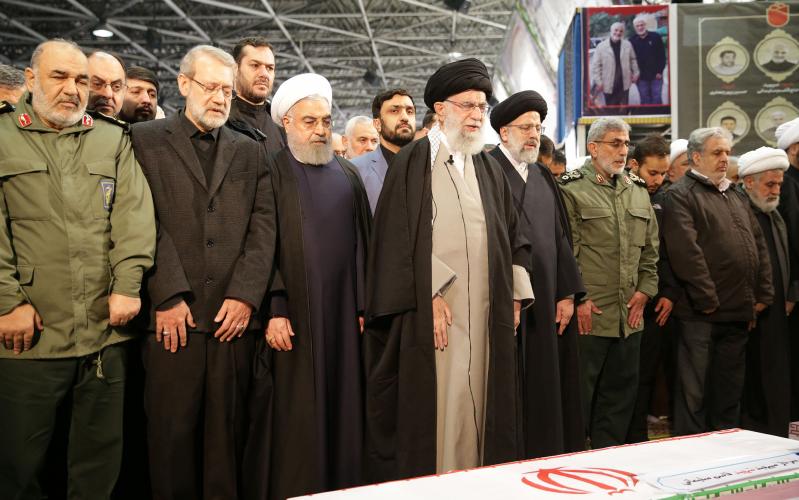 El imam Jameneí dirige la oración ante los cuerpos de los mártires Soleimaní y Al-Muhandis