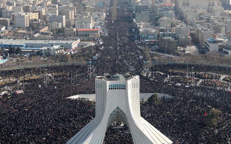 Millones de personas despiden en Teherán los restos mortales de los mártires Soleimaní y Al-Muhandis
