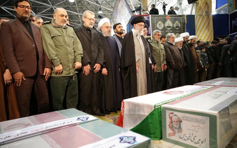 Vídeo: El imam Jameneí dirige la oración ante los héroes de la nación iraní y de la Resistencia mundial