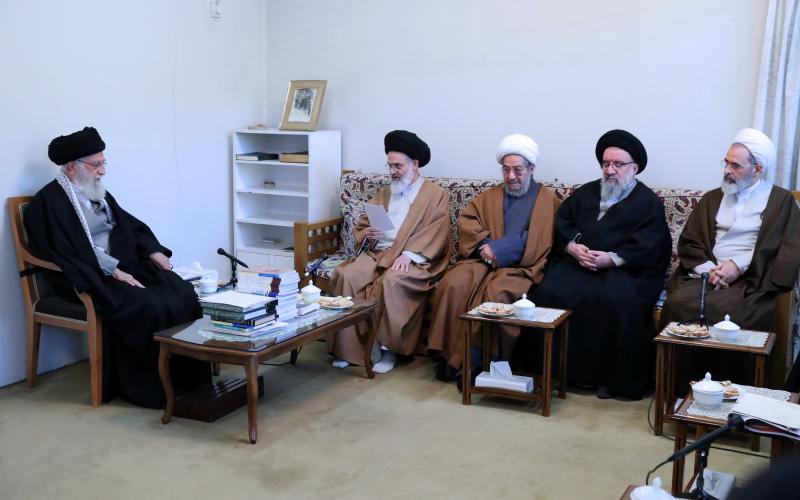 Imam Jameneí: El enemigo tiene planes para minar las escuelas de estudios islámicos
