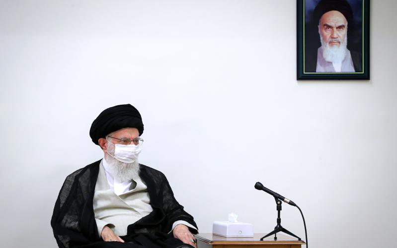 Uso de la mascarilla en las reuniones de trabajo del imam Jameneí