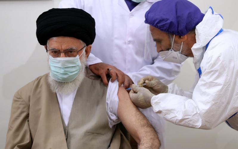 El ayatolá Jameneí recibe la primera dosis de la vacuna iraní contra el covid-19