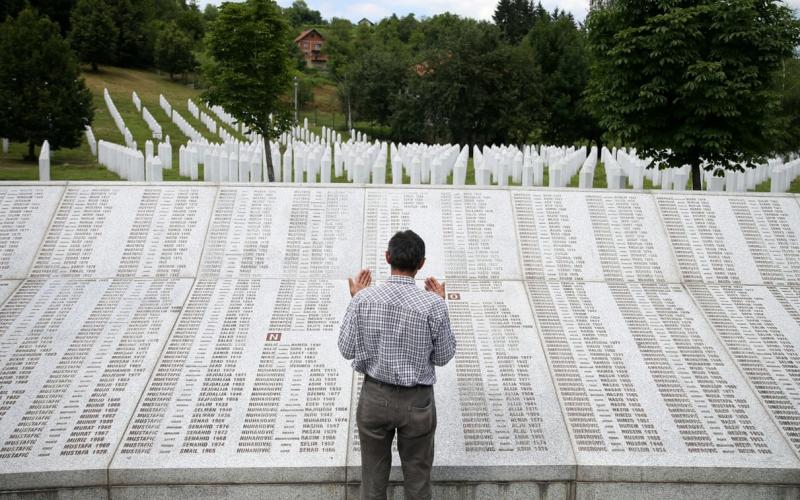 «Algunos gobiernos no manifestaron la contrariedad ante el genocidio en Srebrenica y decían: “¡No pasa nada!”»