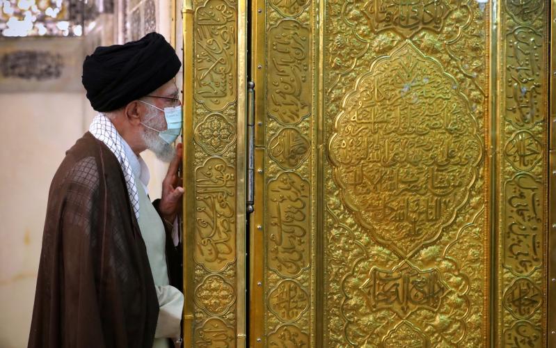 El Líder de la Revolución Islámica participa en la desempolvadura del sepulcro del imam Reza (P)