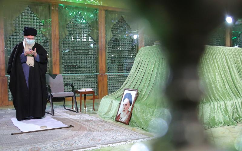 El ayatolá Jameneí visita el mausoleo purificado del imam Jomeiní