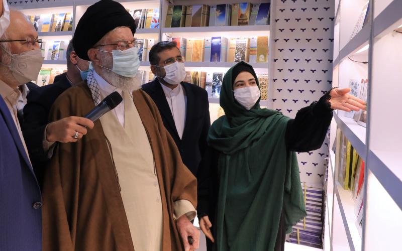 El Líder de la Revolución Islámica visita la 34.ª Feria Internacional del Libro de Teherán