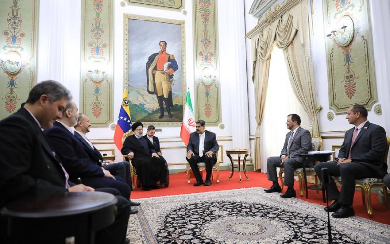 Presidente de Irán regala a su par venezolano el libro 'Celda N.º14'