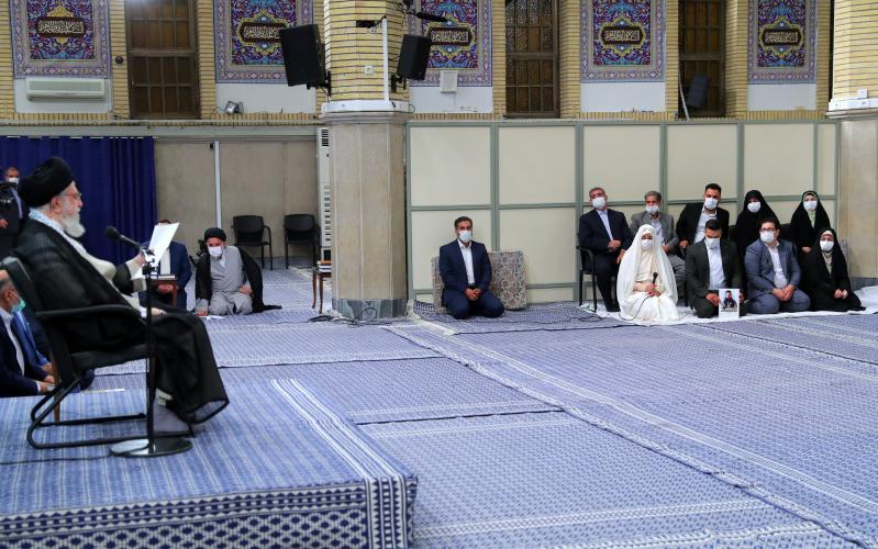 El ayatolá Jameneí oficia el matrimonio de una pareja joven, familia de mártires