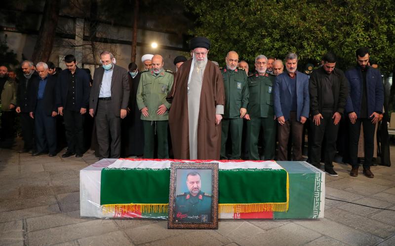 El Líder de la Revolución Islámica dirige la oración sobre el cuerpo insepulto del general mártir Seyed Razí Musaví
