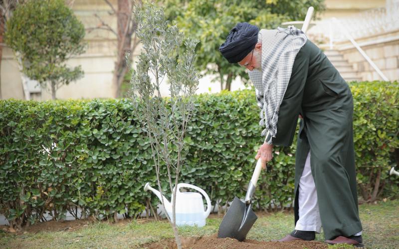 El Líder de la Revolución Islámica siembra plantones con motivo del Día Nacional de la Planta de Árboles