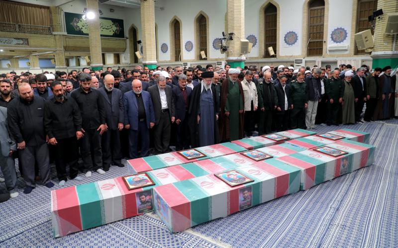 El Líder de la Revolución Islámica dirige el rezo fúnebre por los mártires del ataque del régimen sionista al Consulado de Irán en Siria