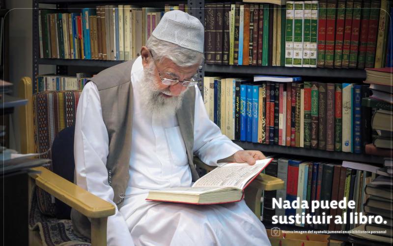 Nueva imagen del Líder de la Revolución Islámica en su biblioteca personal